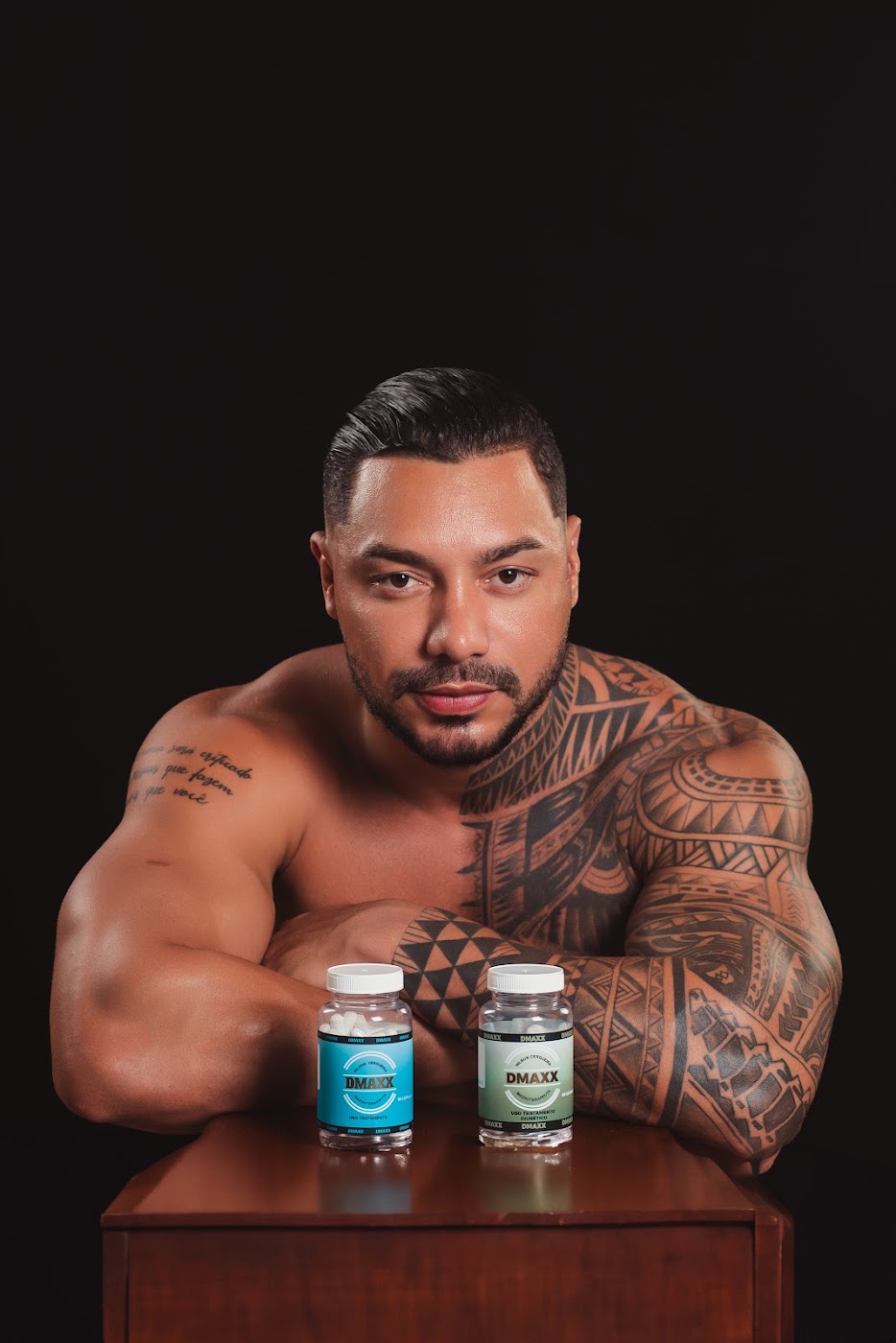Modelo com frascos DMAXX em estúdio