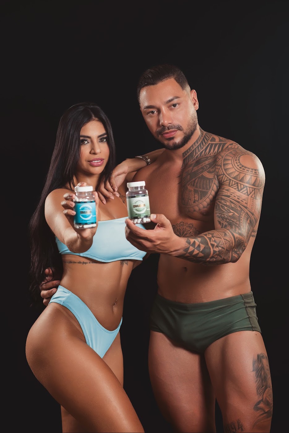 Casal exibindo as embalagens Azul e Verde DMAXX