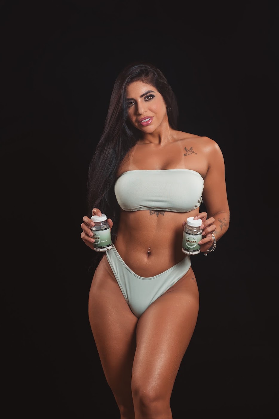 Fotografia oficial de modelo segurando DMAXX