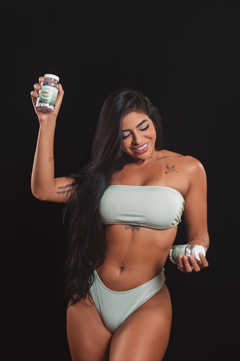 Modelo sorridente exibindo os produtos DMAXX sem recorte da cabeça