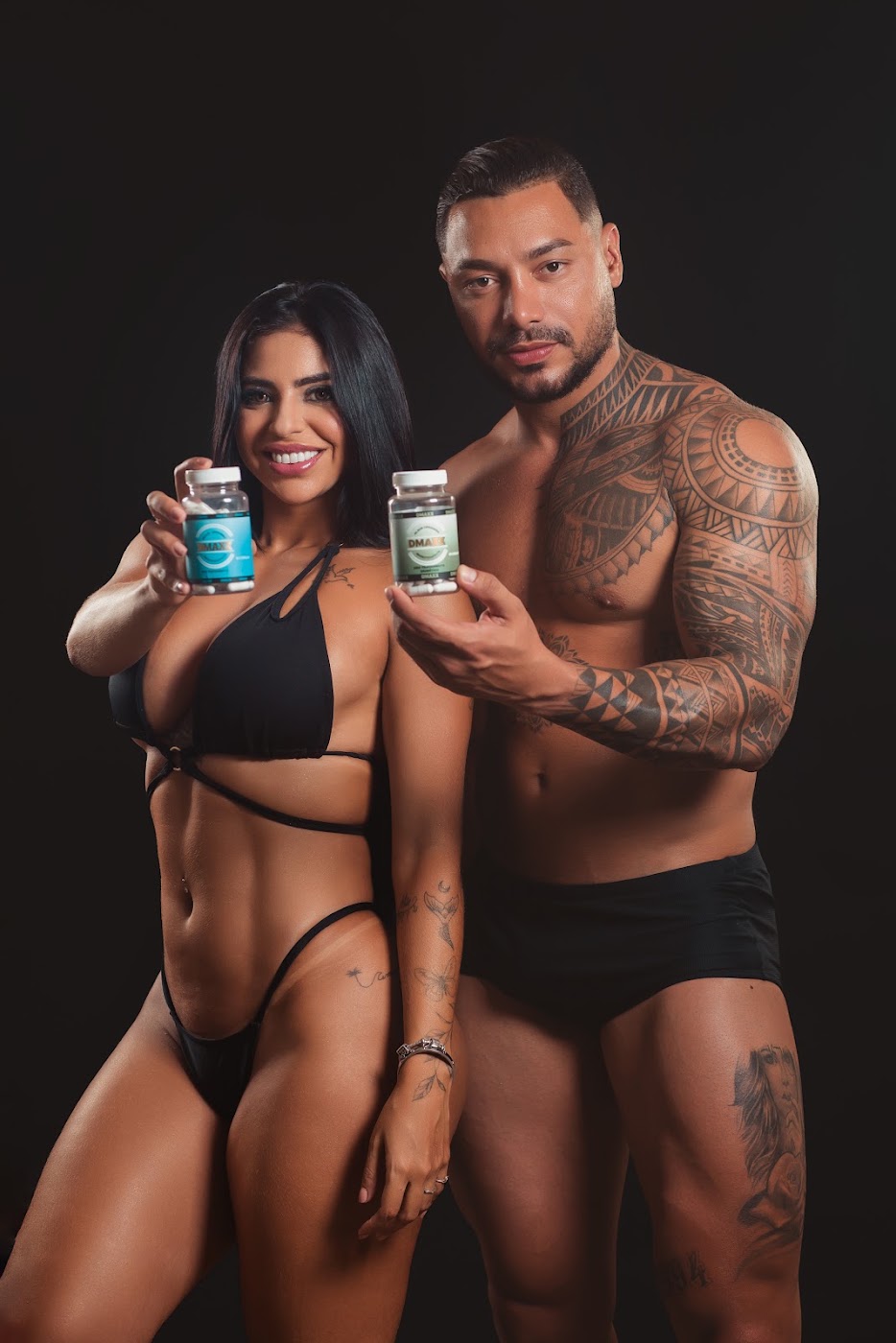 Fotografia original do DMAXX com os dois modelos exibindo frascos de produto